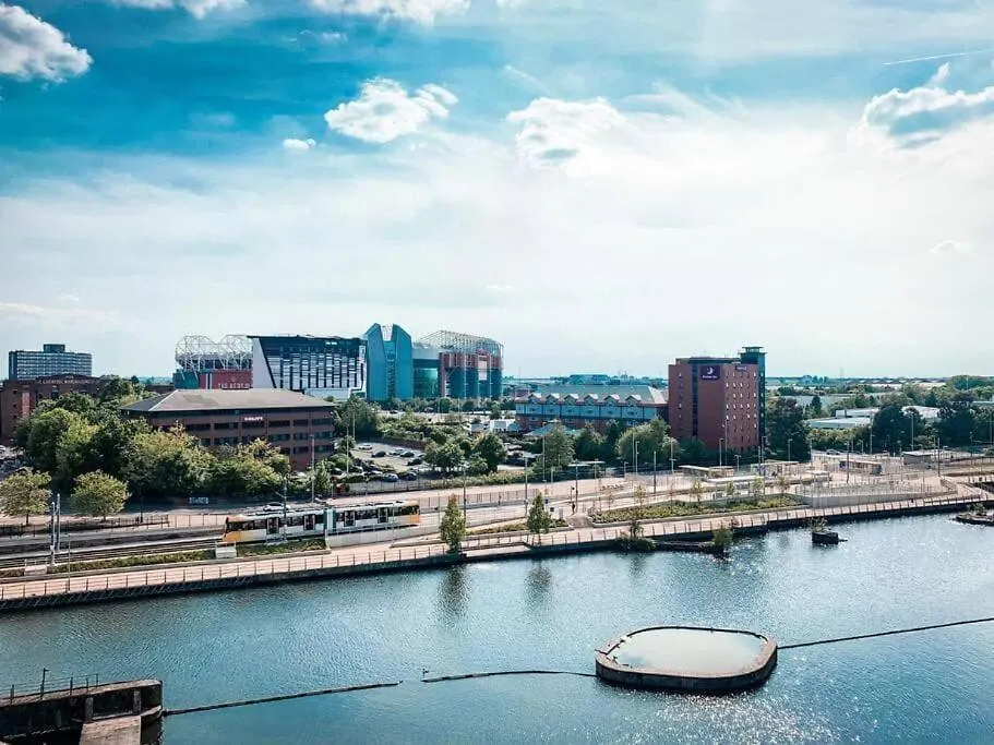 Modern Trafford 1Br Apartment-Free Parking-Cinema Room-1