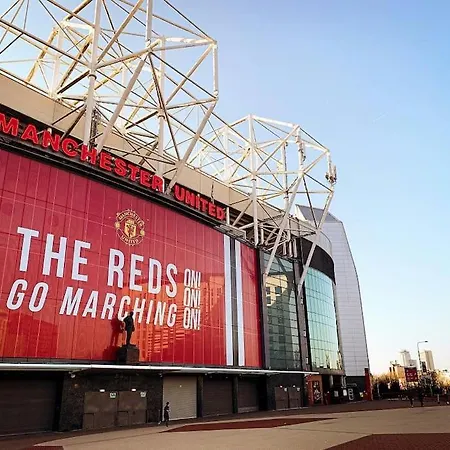 Modern Trafford 1Br Apartment-Free Parking-Cinema Room-2